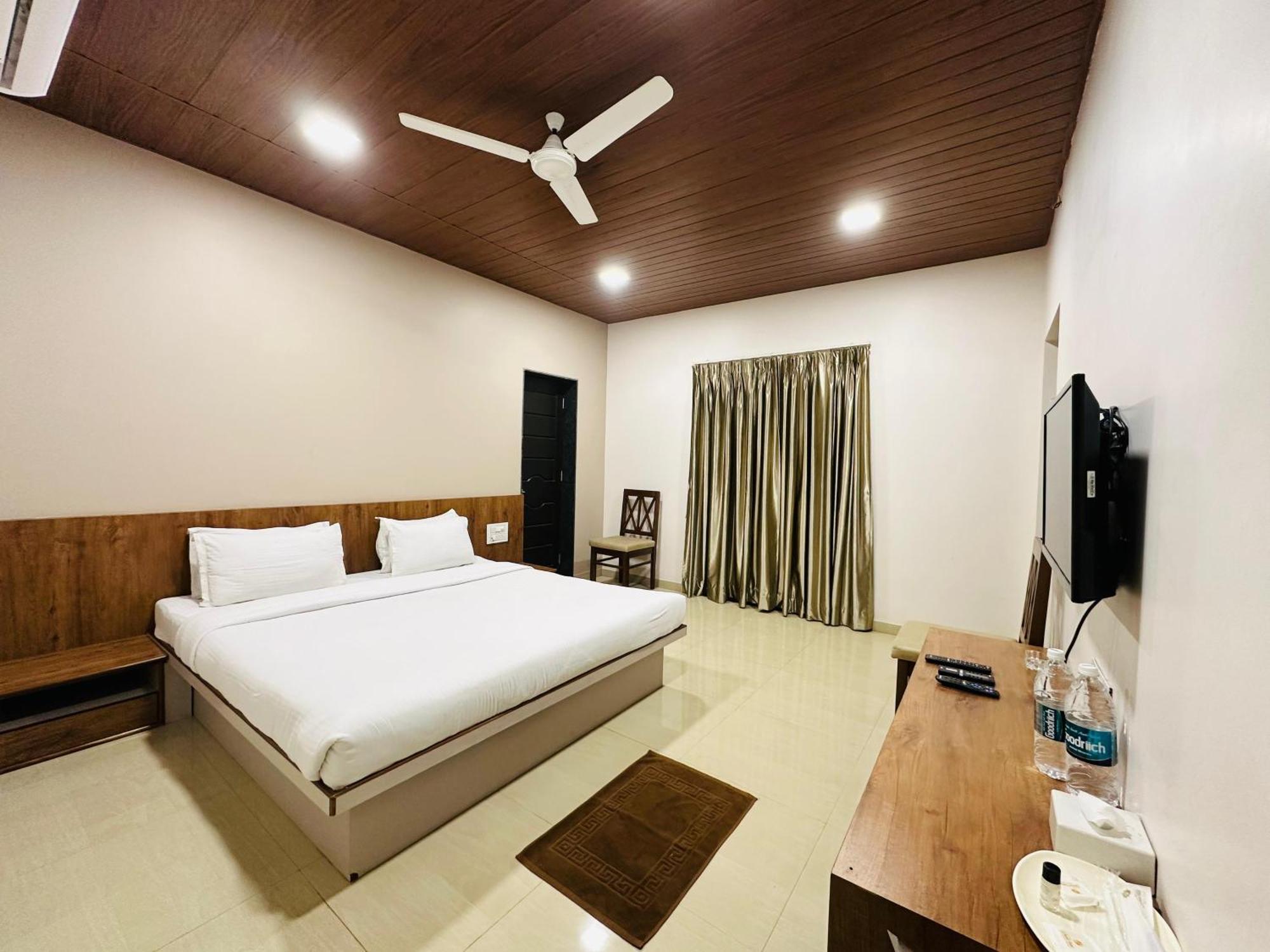 Hotel Grand Indu, 3 Star Колхапур Экстерьер фото